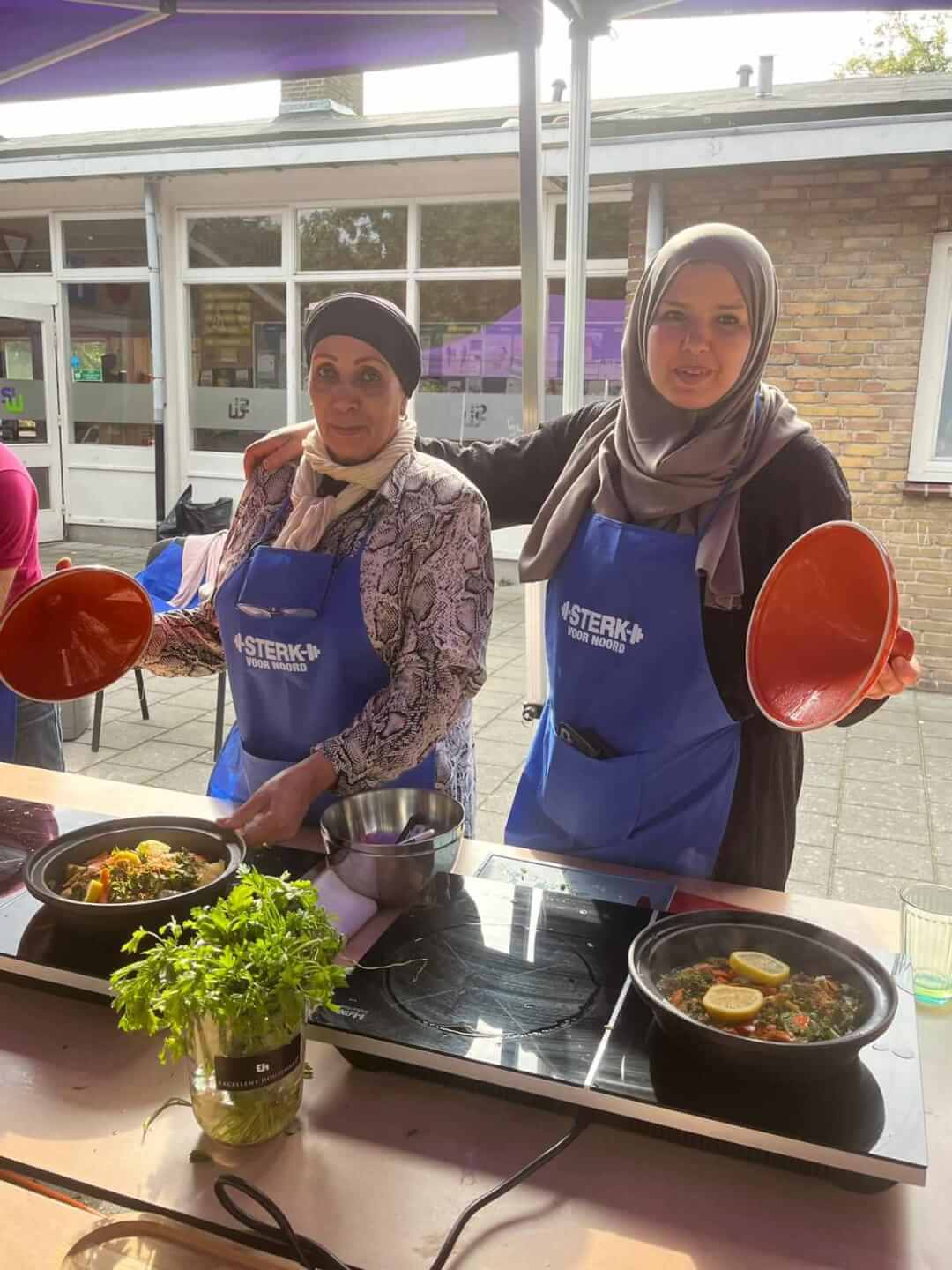 Dames die aan het koken zijn 