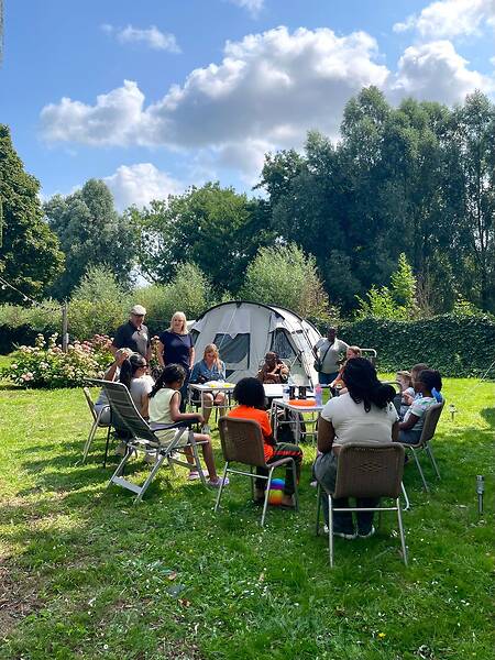 in een kring op camping WZH