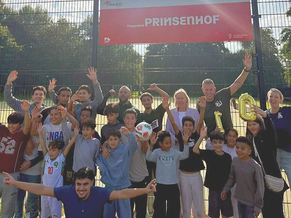 Foto van kinderen met wethouder bij Kraijicek court