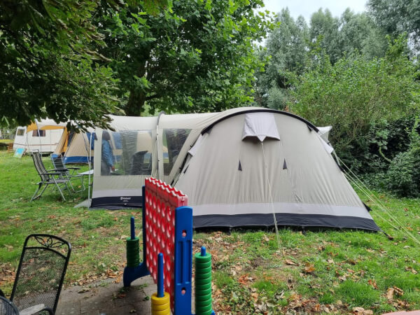 tenten op kampeerterrein