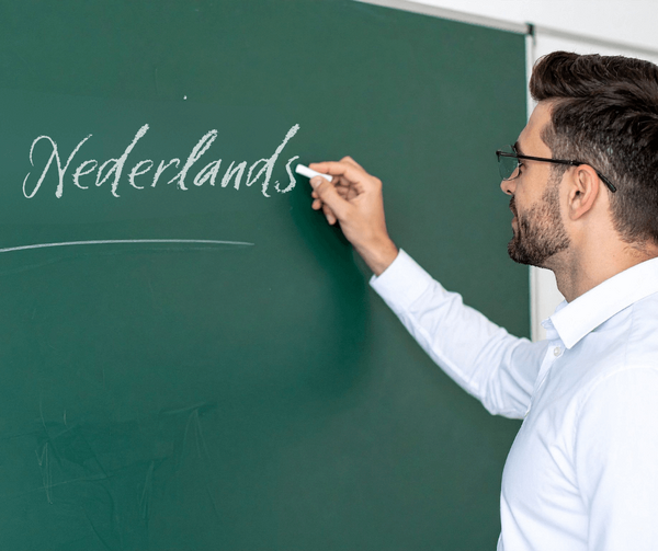 oudere man staat voor klas en geeft les