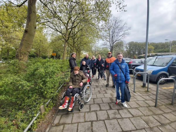 Bewoners Het Huis op pad in de wijk