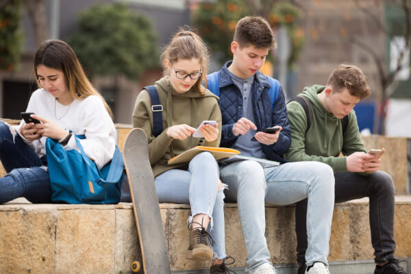 jongeren met een mobiel