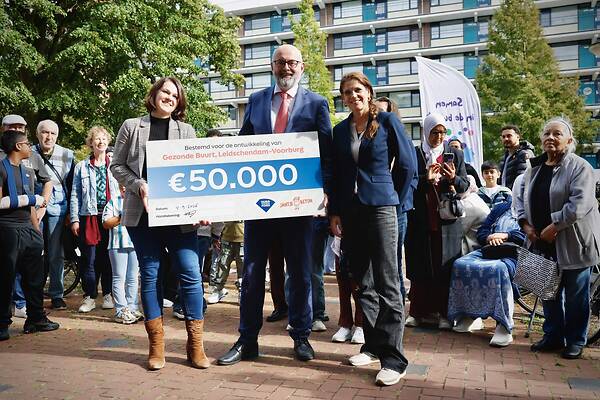 Uitreiking cheque door jantje Beton en Dura Vermeer