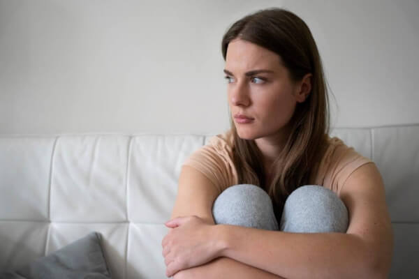 gespannen vrouw op bank