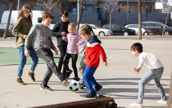 kinderen spelen buiten
