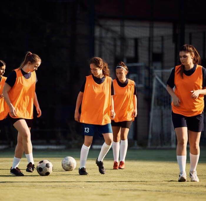 Meiden aan het voetballen