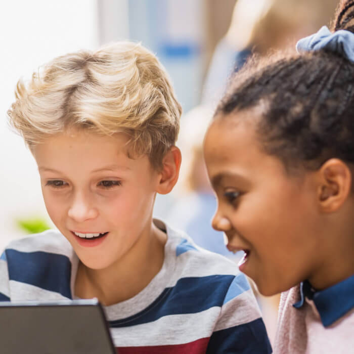 drie kinderen rond tablet