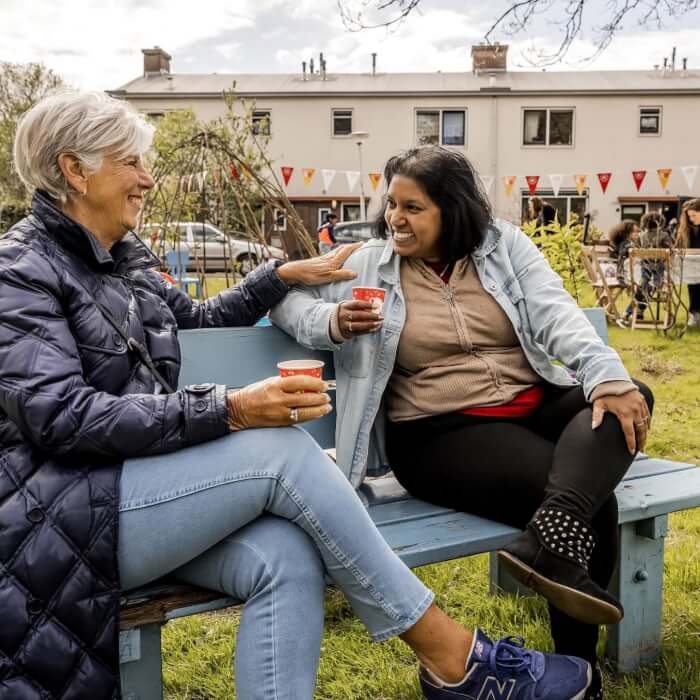 koffie drinken op bankje s