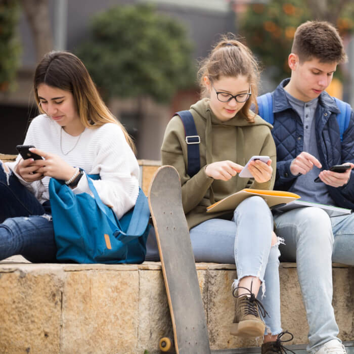 AdobeStock 467815397 jongeren met mobiel